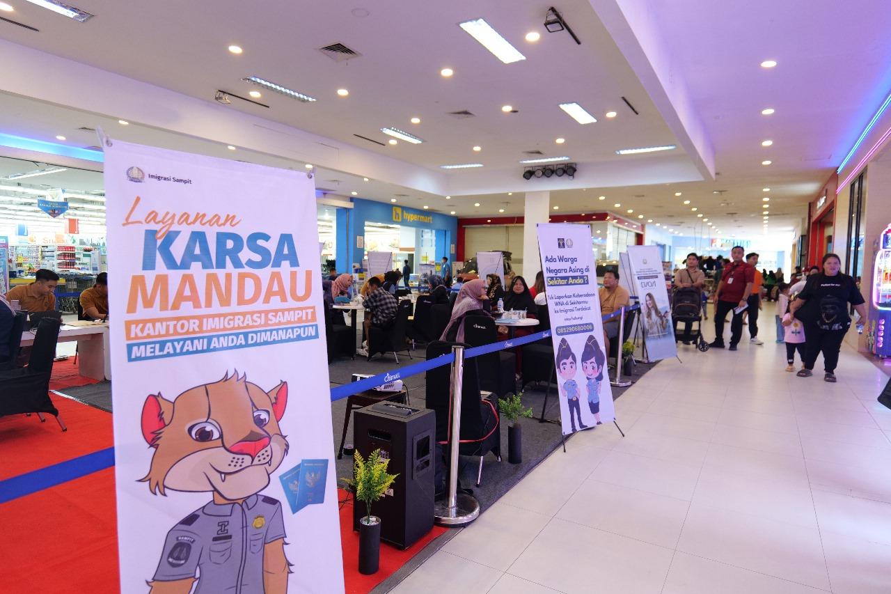 Imigrasi Sampit Laksanakan Layanan Karsa Mandau di Citimall Pangkalan Bun, Ramai Dikunjungi Masyarakat