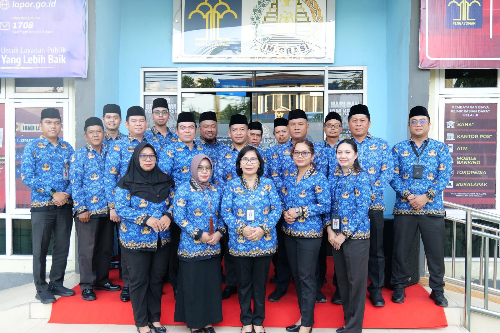 Kantor Imigrasi Sampit Gelar Upacara Bendera Peringatan Hari Ibu ke-96 Tahun 2024