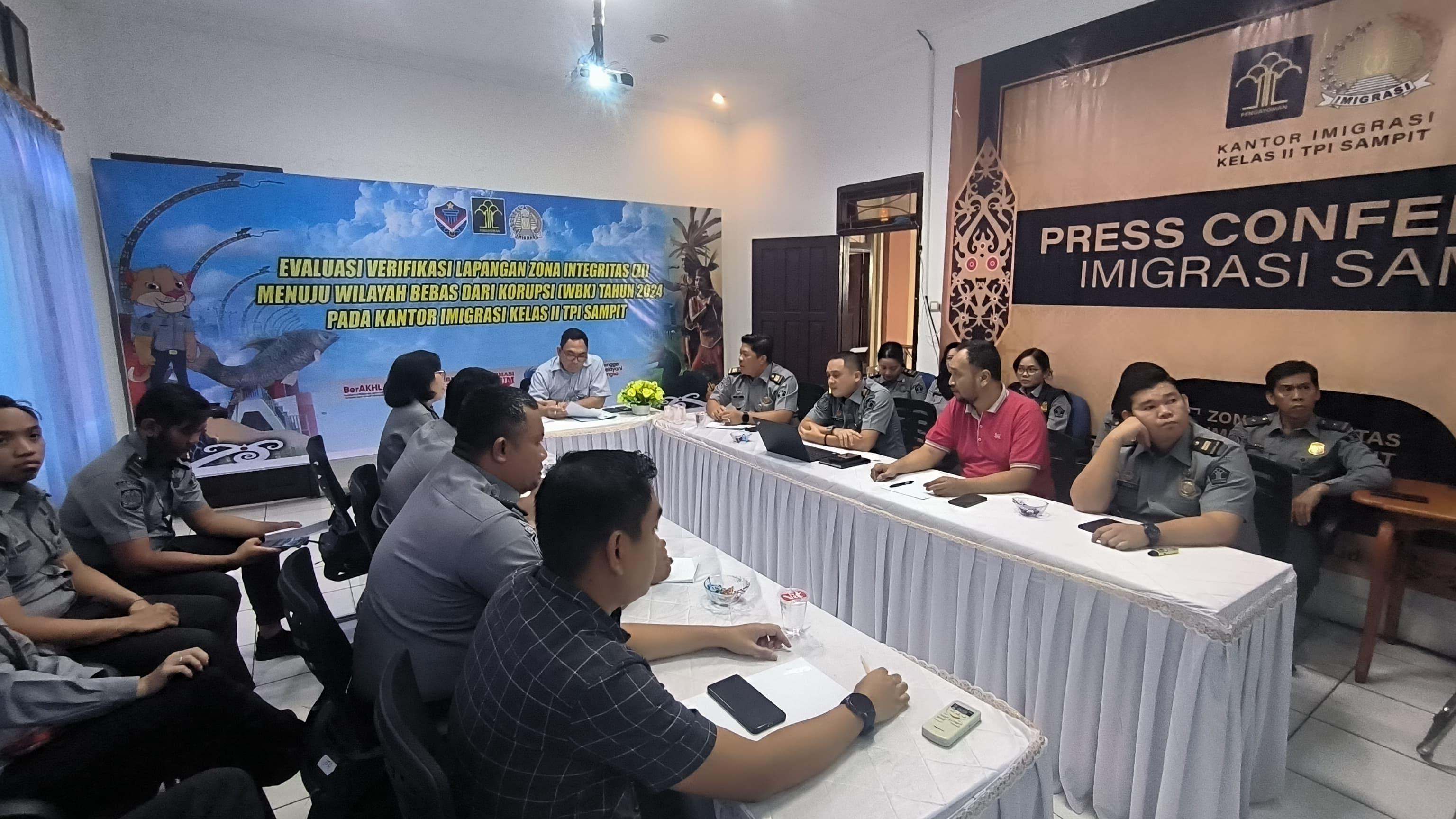 Kantor Imigrasi Kelas II TPI Sampit Gelar Rapat Monitoring dan Evaluasi Tim Kerja ZI Periode B09-B11 serta Pemenuhan Data Dukung B12