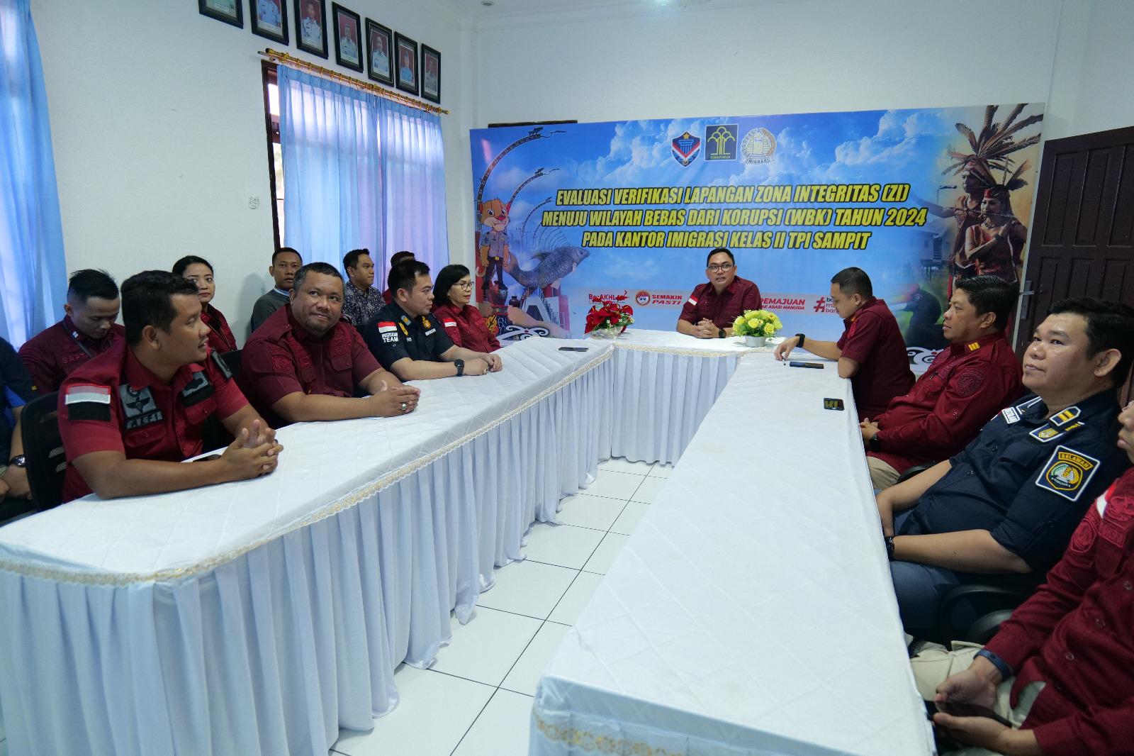 Imigrasi Sampit Perkuat Core Values ASN BerAKHLAK dan Nilai PASTI dalam Pemberian Penghargaan Pegawai Teladan Triwulan VI 2024