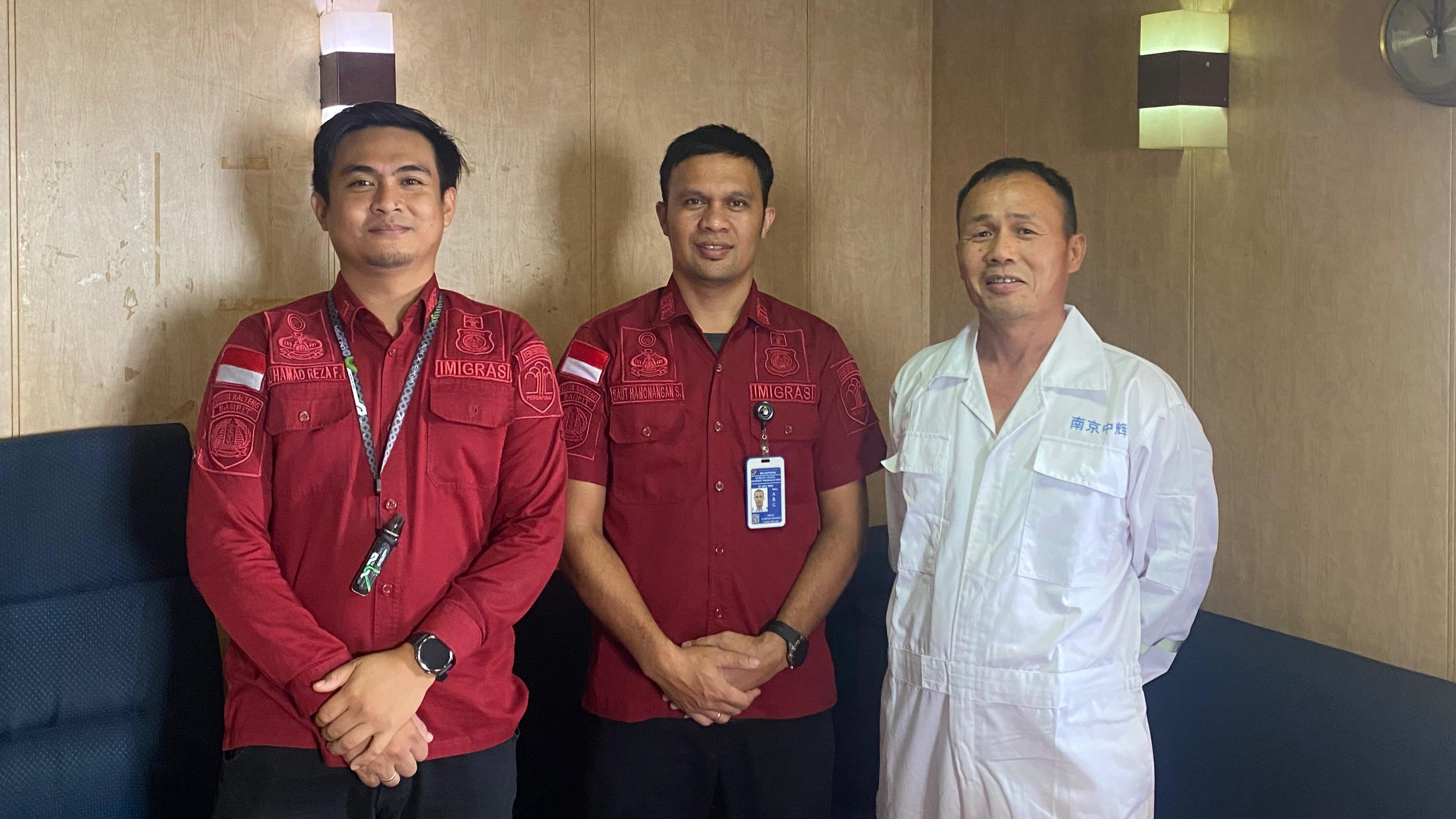 Petugas Imigrasi Sampit Melaksanakan Clearance Kapal MV Beauty Lotus di Perairan Muara Sampit