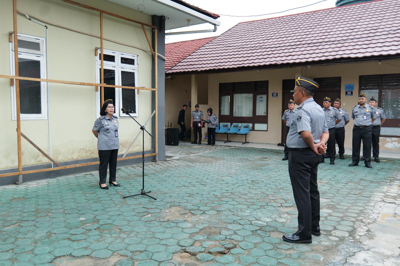 Tingkatkan Sinergi dan Pelayanan, Apel Pagi Imigrasi Sampit Tekankan Kolaborasi dan Kepedulian